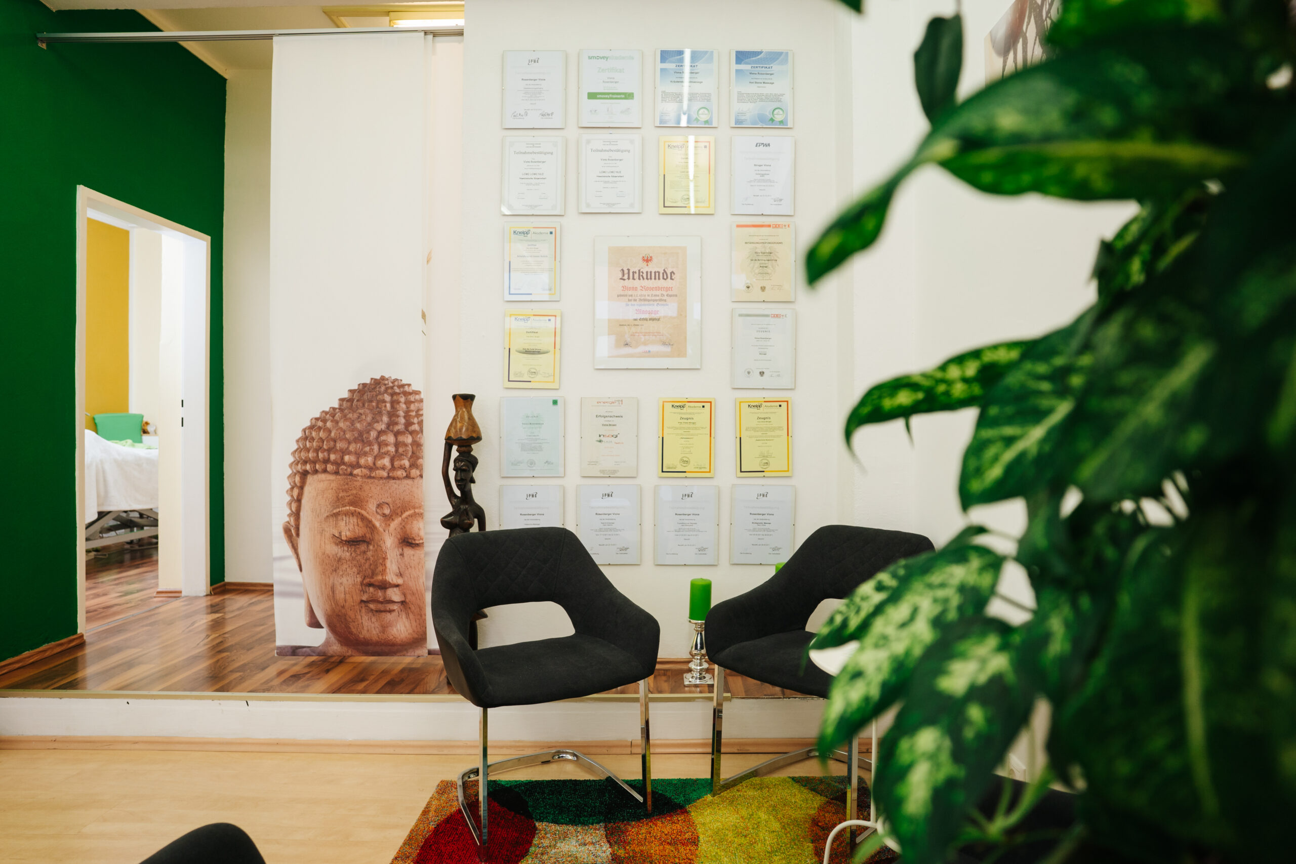 „Therapie-Praxis in Villach – moderner Empfangsbereich mit Pflan